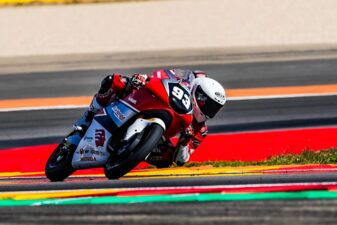 Caption Foto : Fadillah Arbi Aditama (No. 93) sukses menunjukan performa impresif di ajang FIM JuniorGP 2024 di MotorLand Aragon, Spanyol, dengan finish di posisi ke-12