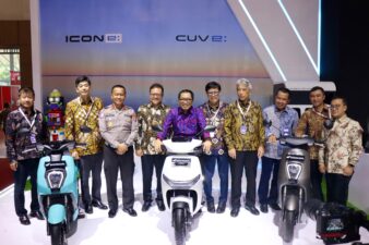 Caption Foto : Jajaran Board of Director PT Astra Honda Motor beserta Wakil Menteri Perindustrian Faisol Riza, Kepala Korps Lalu Lintas Polri Irjen Pol Aan Suhanan, dan Ketua Asosiasi Industri Sepeda Motor Indonesia Johannes Loman di ajang Indonesia Motorcycle Show (IMOS) 2024, di ICE BSD, Tangerang, Banten (30/10).