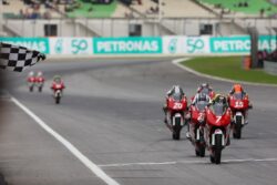 Caption Foto : Penampilan impresif para pebalap binaan Astra Honda Motor yakni Muhammad Kiandra Ramadhipa (No. #7) dan M Rama Putra Septiawan (No. #13) ypada gelaran Idemitsu Asia Talent Cup (IATC) 2024