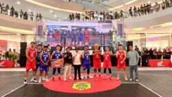 Caption Foto : Arisetyya Julkadar selaku spv promosi Astra Motor Kaltim 2 (kanan) dan M. irfan Januar selaku spv area Astra Motor Kaltim 2 (kelima kiri) bersama dengan Kepala Bidang Peningkatan Prestasi Olabesga Dispora Kaltim, Rasman Rading (keenam kiri) dan para pemain Honda BeAT Celebrity Match pada rangkaian Basketball Competition 3x3 Piala Gubernur Kaltim 2024 minggu (03/11) akhir pekan lalu