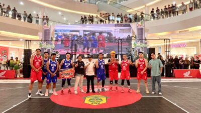 Caption Foto : Arisetyya Julkadar selaku spv promosi Astra Motor Kaltim 2 (kanan) dan M. irfan Januar selaku spv area Astra Motor Kaltim 2 (kelima kiri) bersama dengan Kepala Bidang Peningkatan Prestasi Olabesga Dispora Kaltim, Rasman Rading (keenam kiri) dan para pemain Honda BeAT Celebrity Match pada rangkaian Basketball Competition 3x3 Piala Gubernur Kaltim 2024 minggu (03/11) akhir pekan lalu