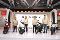 Caption Foto : AHM_01: (Kiri-Kanan): Marketing Director AHM – Octavianus Dwi Putro, President Director AHM – Susumu Mitsuishi, Executive Vice President Director AHM – Thomas Wijaya dan Marketing Director AHM- Naoki Kajino memperkenalkan New Honda Scoopy Generasi Terbaru di AHM Safety Riding & Training Center, Deltamas (5/11).
