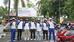Para Agen Safety Riding mendapatkan pelatihan dari Instruktur Safety Riding Center Astra Motor Yogyakarta di Zona Lintasan Keselamatan berkendara di Universitas Islam Negeri Sunan Kalijaga, Yogyakarta.