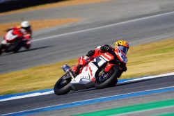Foto: Herjun Atna Firdaus bersama CBR250RR melesat kencang menjadi Juara Asia di kelas Asia Production 250cc (AP250