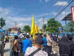 Aksi ini, sebagai bentuk protes atas dugaan pengoplosan bahan bakar minyak (BBM) jenis pertalite menjadi pertamax